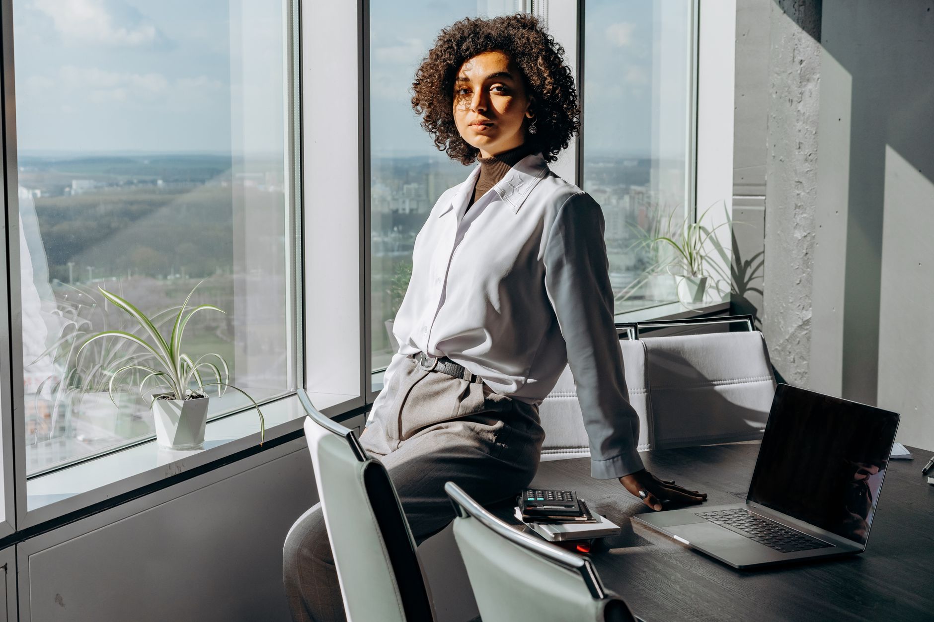 5 Cara Mix dan Match Pakaian Sederhana untuk Tampil Stylish di Kantor