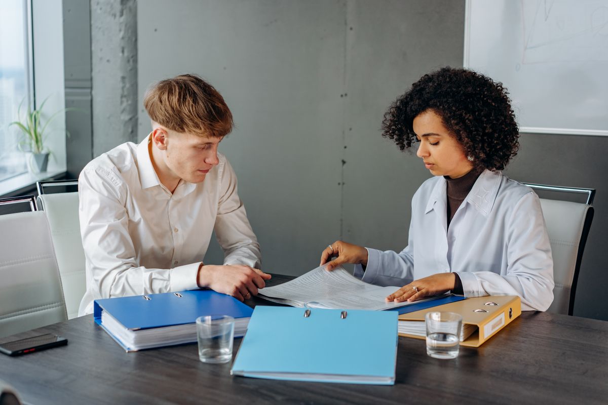 Profesionales revisando documentos durante una reunión de trabajo