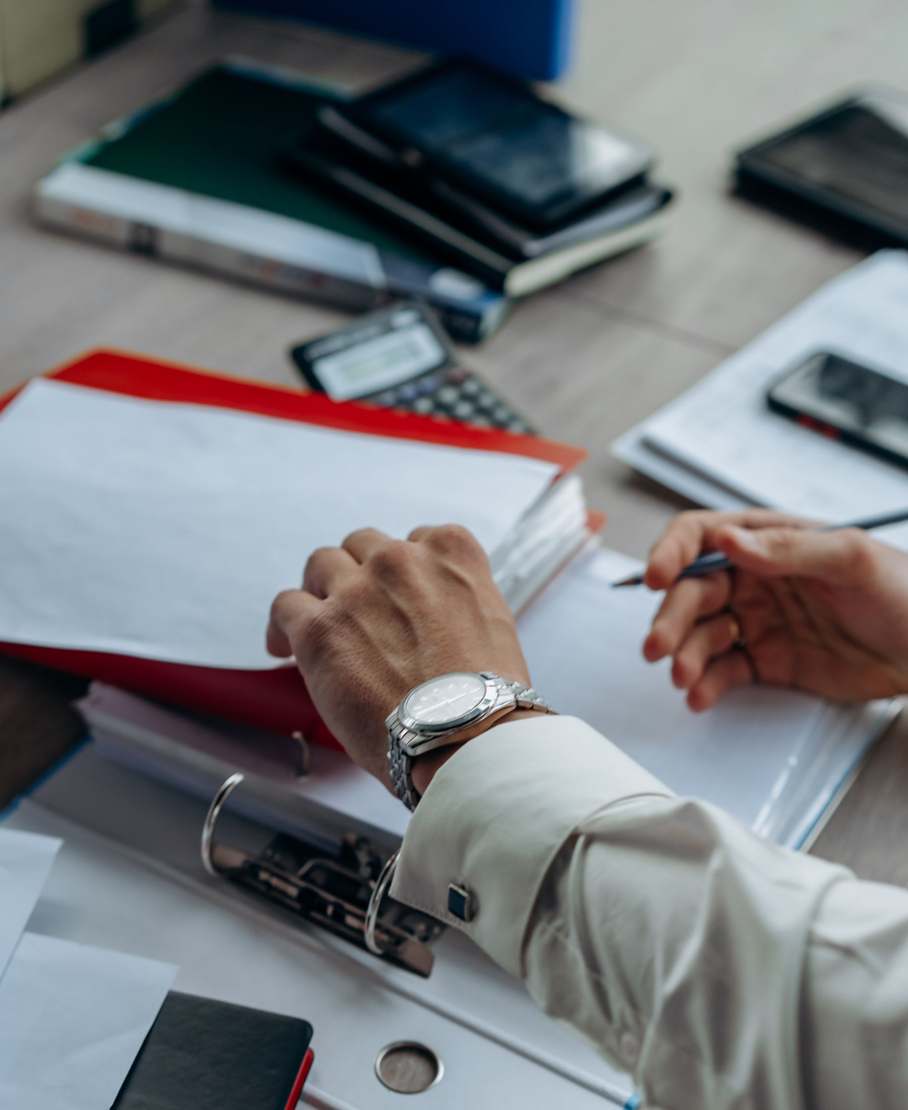 Tavolo di lavoro con documenti professionali