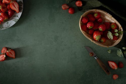 Gratis stockfoto met aardbeien, bord, boven het hoofd