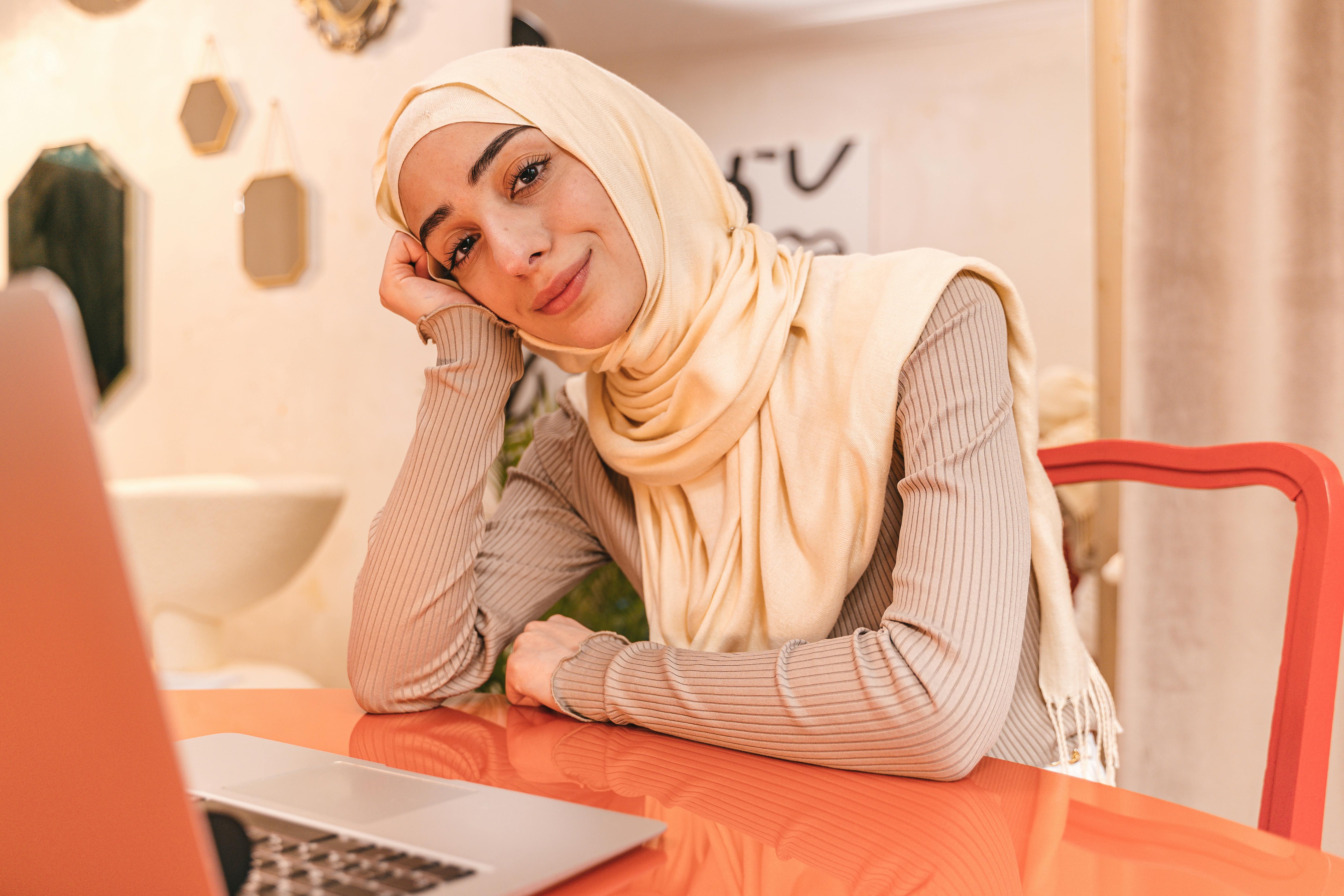 一位戴着头巾在家工作的微笑妇女的肖像