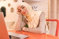 一位戴着头巾在家工作的微笑妇女的肖像