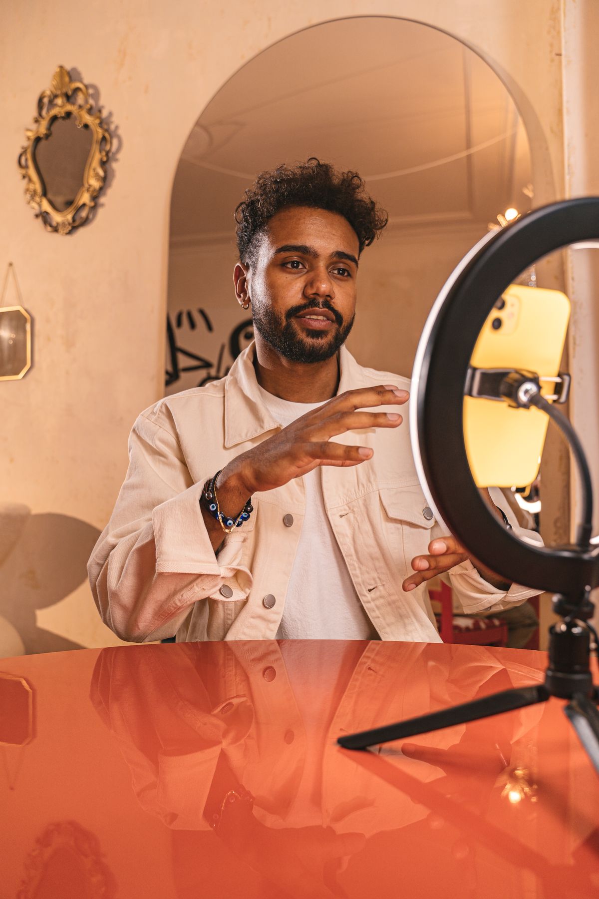 Ilustrasi creator menggunakan ring light untuk kolaborasi konten video Instagram