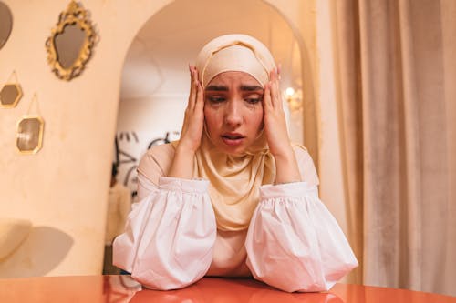 Foto profissional grátis de angustiado, bandana, chorando