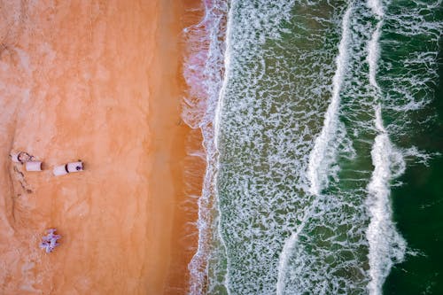 Free An Aerial Photography of Waves Crashing on Shore Stock Photo