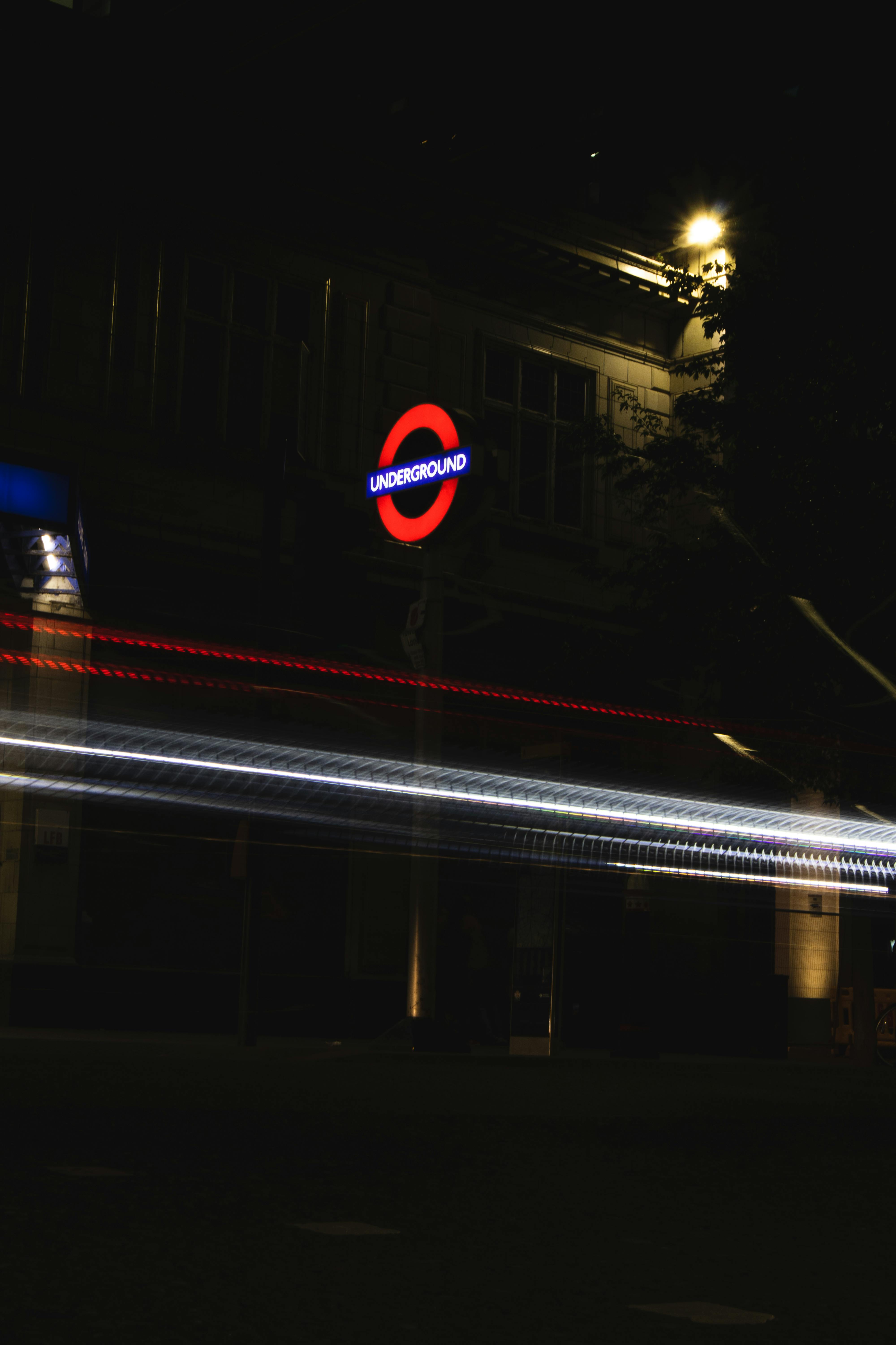 Thưởng thức hình ảnh xe vào ban đêm và ảnh đẹp xe máy ban đêm sẽ giúp bạn tìm hiểu thêm về sự đẹp và quyến rũ của những chiếc xe trong ánh đèn lung linh của phố đêm. Hãy cùng ngắm nhìn và đắm mình vào màn đêm sôi động và rực rỡ của thành phố.