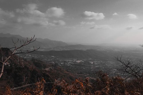 Free Scenic mountain view with clouds and foliage, perfect for nature lovers. Stock Photo