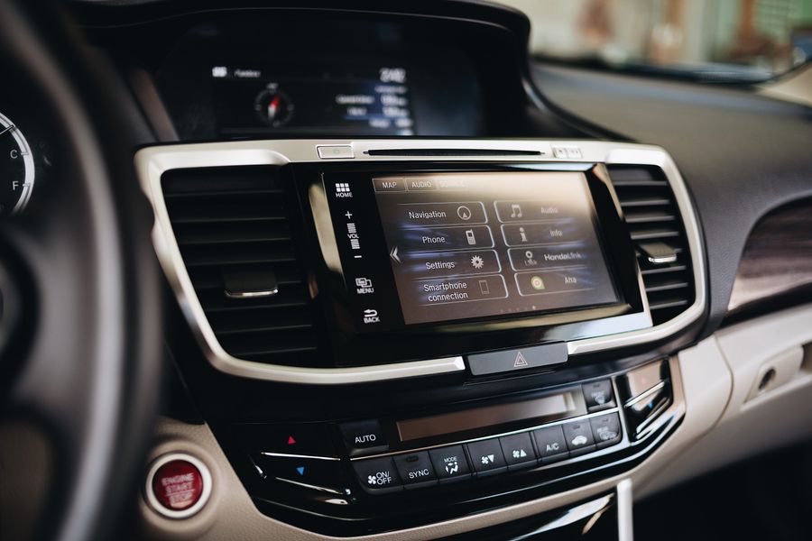 A car head unit menu showing a smartphone connection option