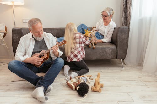 Gratis arkivbilde med barnebarn, familie, innendørs