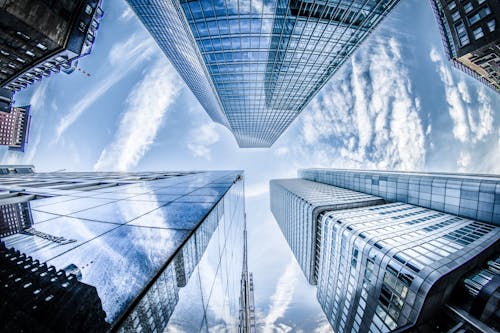 Low Angle Foto Van Vier Hoogbouw Gordijngevel Gebouwen Onder Witte Wolken En Blauwe Lucht