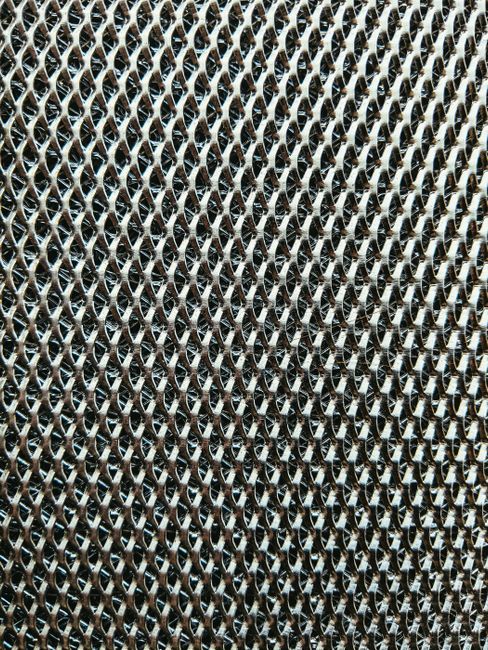 Fotomural Vista detallada de una textura de malla metálica, mostrando patrones intrincados entrelazados.