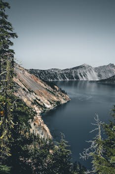火山口湖的海水清澈见底，令人惊叹，四周环绕着崎岖的山脉和郁郁葱葱的树木