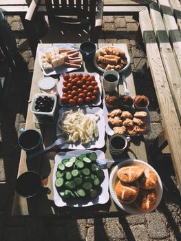Brochettes de crevettes et de légumes épicés