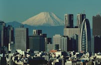 东京现代天际线的壮丽景色与远处的富士山相映成趣