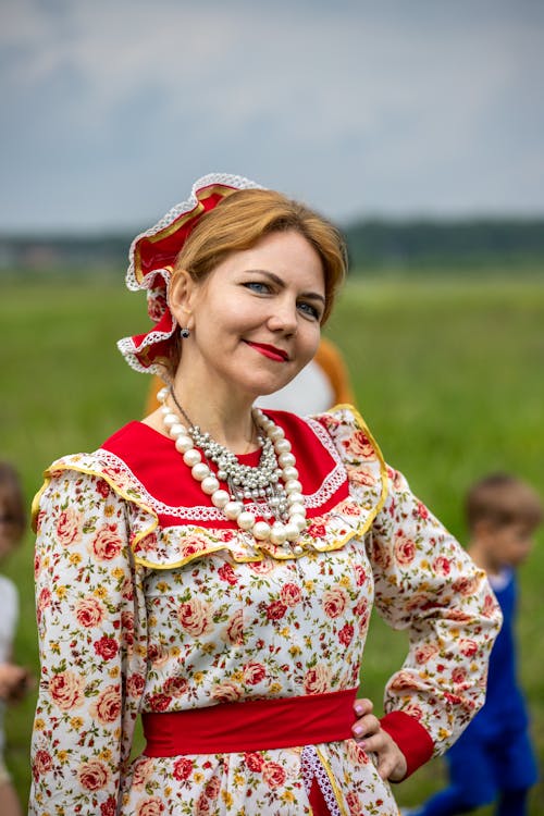 Kostnadsfri bild av blommig klänning, kaukasisk kvinna, kvinna
