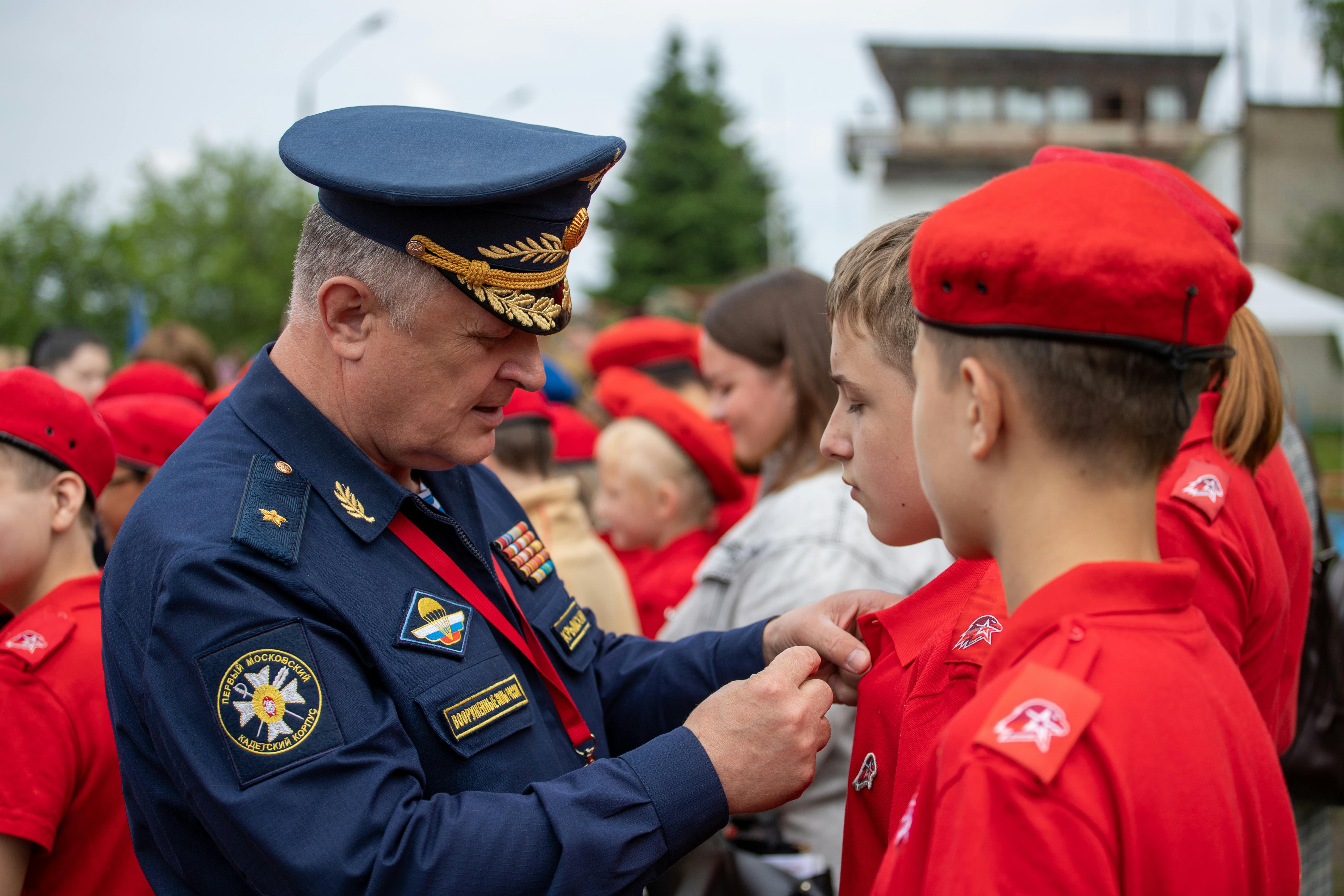 an officer recognition of young military trainees