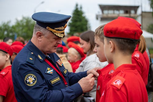 Základová fotografie zdarma na téma baret, červená uniforma, důstojník