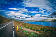 在充满活力的蓝天下，山区景观中宁静的湖泊呈现出壮丽景色