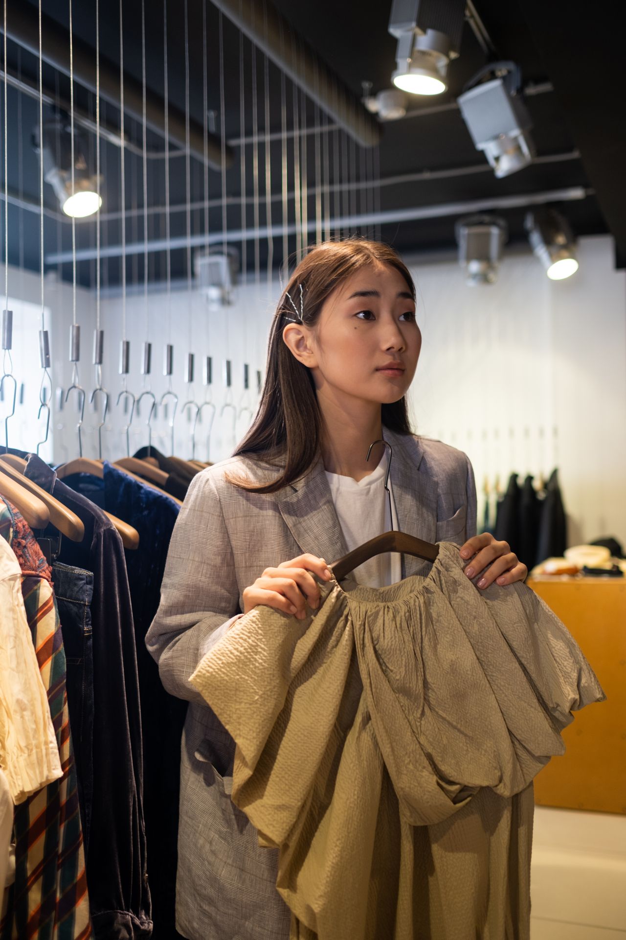 Khách cầm túi xách tại cửa hàng thời trang