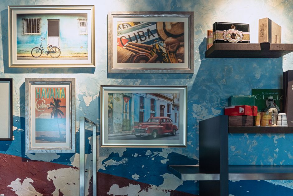 Eenvoudige inrichting met vintage vliegtuigposters. Eenvoudige inrichting met vintage vliegtuigposters.