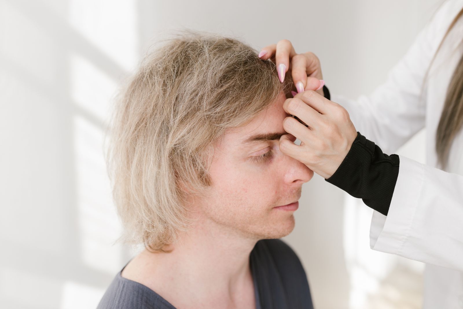 Beard & moustache before beard transplant — Specialist performing a precise scalp treatment