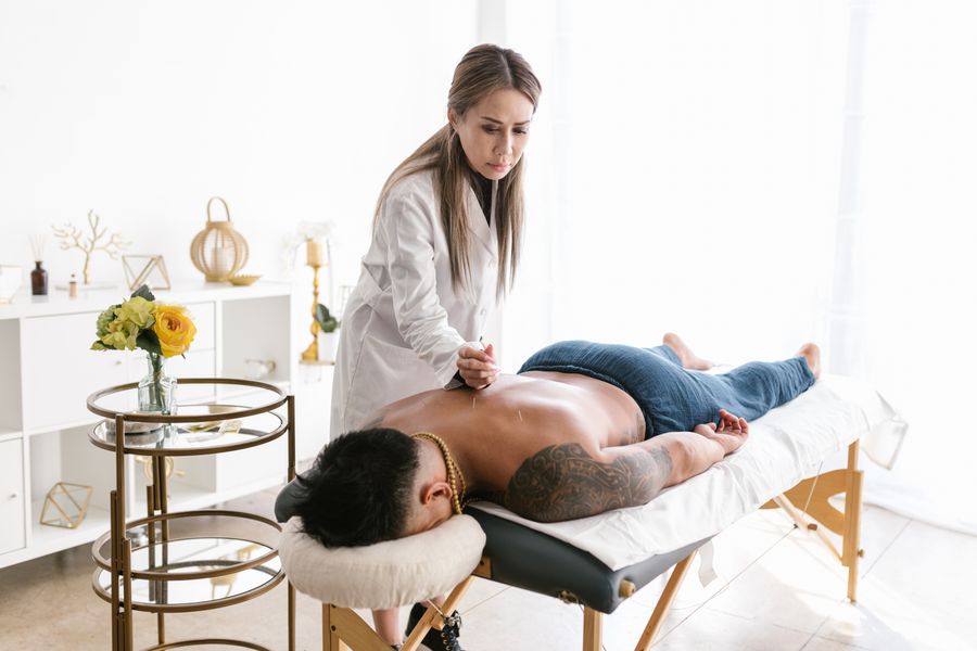 Acupuncture treatment in a wellness clinic