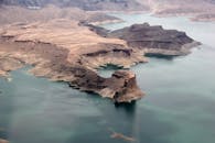 亚利桑那州崎岖景观的鸟瞰图令人惊叹，展现了湖泊和岩石结构