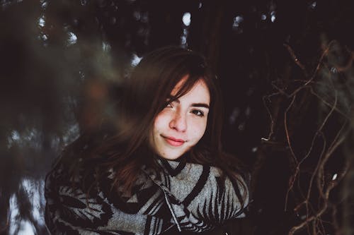 Mujer En Suéter Negro Y Gris Posando Sonrisa Para Foto