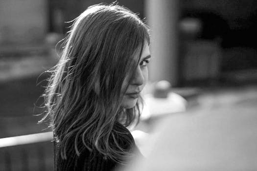 一幅醒目的黑白肖像捕捉了女人沉思的目光