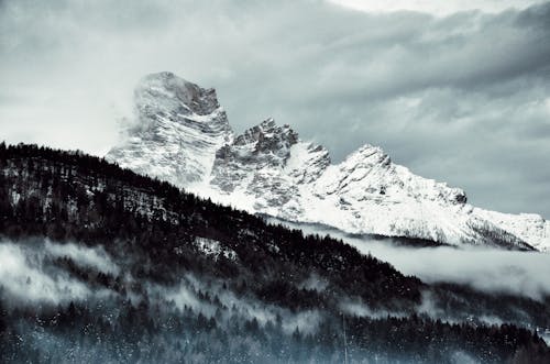 Montanha Coberta De Neve Sob Céu Nublado