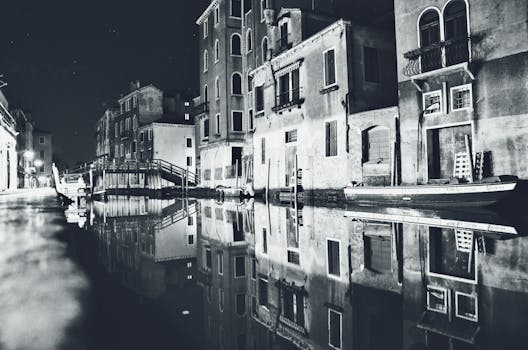 威尼斯运河宁静的夜景与历史建筑优雅的倒影相映成趣