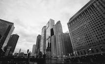 这张黑白照片展现了芝加哥标志性的天际线和高耸的摩天大楼