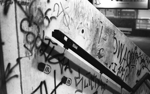 bezplatná Základová fotografie zdarma na téma černobílý, detail, graffiti Základová fotografie