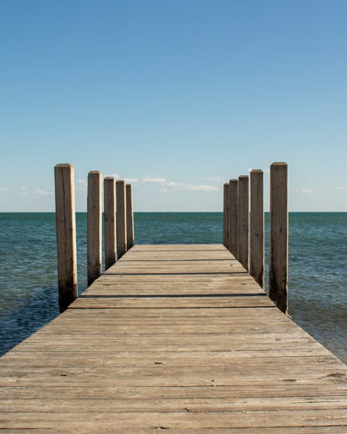 Fotos de stock gratuitas de cielo azul, de madera, mar