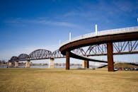 肯塔基州路易斯维尔横跨俄亥俄河的四座大桥风景优美