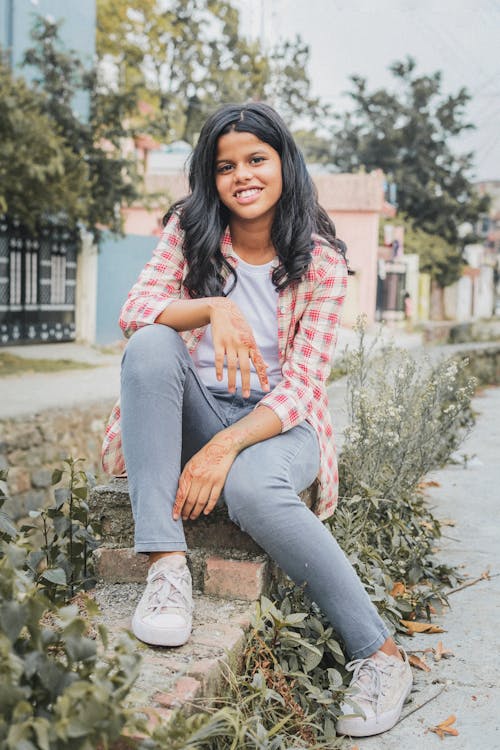 Foto gratuita di abbigliamento casual donna giovane in posa