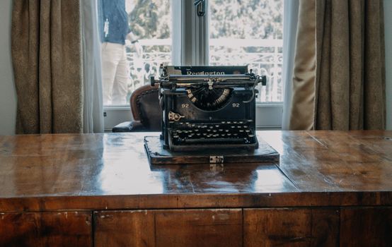 Canada's Profs Ditch Laptops for Typewriters to Beat AI Shortcuts