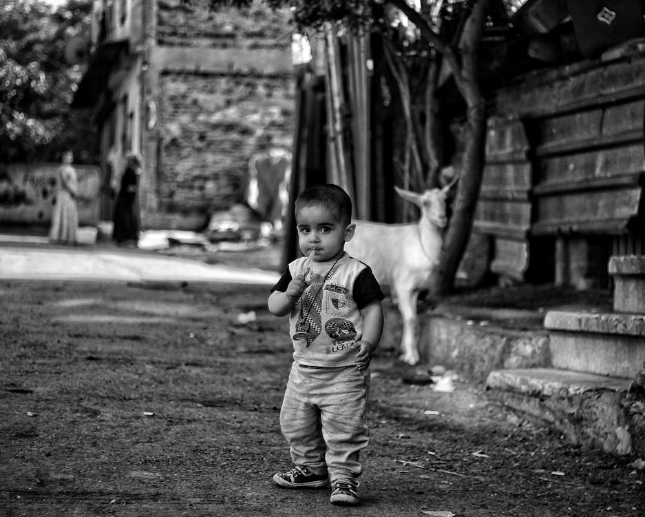 Photos gratuites de debout, échelle des gris, enfant