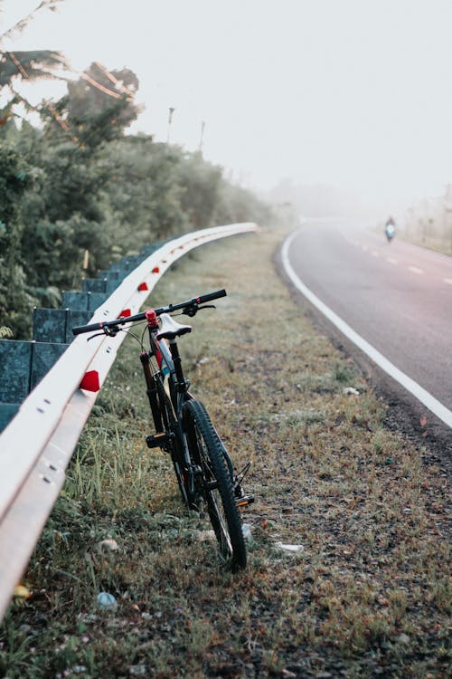 Ücretsiz beton yol, bisiklet, dikey atış içeren Ücretsiz stok fotoğraf Stok Fotoğraflar