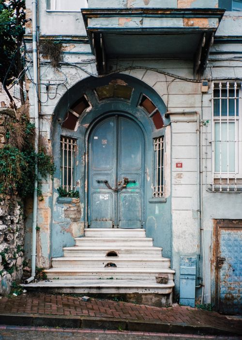 Free Vintage facade of a historical building in Istanbul, showcasing worn architecture and rustic charm. Stock Photo