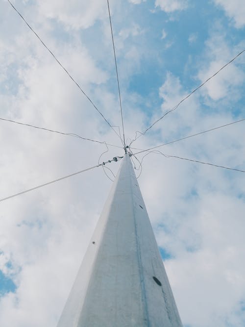 Бесплатное стоковое фото с вертикальный выстрел, линии электропередачи, облака