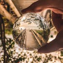 透过水晶球捕捉的博尼塔温泉海滩独特景色，突显了走道与海景