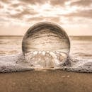 日落时分，一个水晶球停在博尼塔泉海滩上，映照着海浪