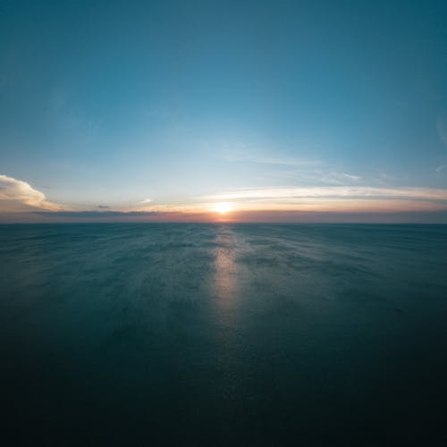 Landschaftsfoto Des Meeres Während Der Goldenen Stunde