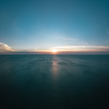 从惊人的空中视角，体验浩瀚海洋日出时的宁静之美