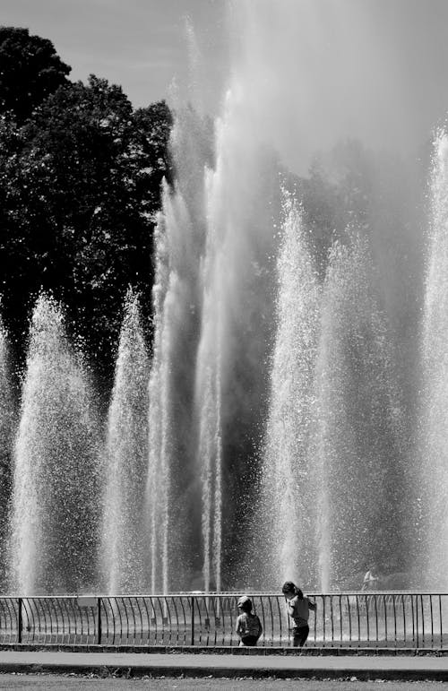 Free A Grayscale Photo of a Water Fountain Stock Photo