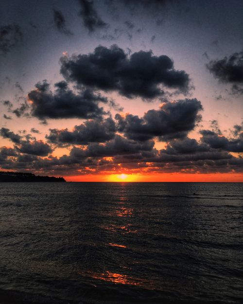 Free Dramatic sunset view over the sea in Kocaeli, featuring vibrant clouds. Stock Photo