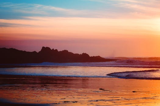 日落景色令人惊叹，五颜六色的天空与海浪映照出充满活力的色调，非常适合旅行和自然主题