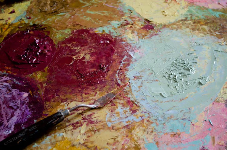 A Close-Up Shot Of A Palette And A Paint Spatula