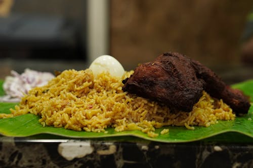 Kostenloses Stock Foto zu aambur biriyani, bananenblatt, biriyani